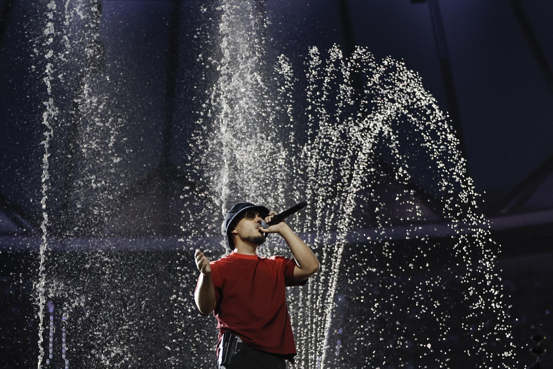 El cantante granadino Dellafuente durante el concierto que ofrece en el estadio Metropolitano, en Madrid. EFE/Sergio Pérez