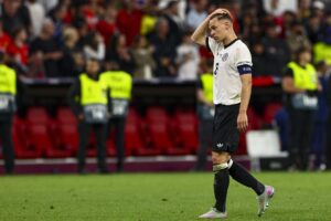 Joshua Kimmich se lamenta tras perder Alemania la primera semifinal de la Liga de Naciones entre Alemania y Portugal en el Allianz Arean de Múnich, Alemana EFE/EPA/ANNA SZILAGYI