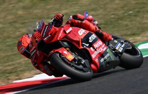 El piloto español de MotoGP Marc Márquez, del Ducati Lenovo Team, en acción durante la sesión de clasificación del Gran Premio de Italia de Motociclismo en el circuito de Mugello en Scarperia, Italia. EFE/EPA/CLAUDIO GIOVANNINI