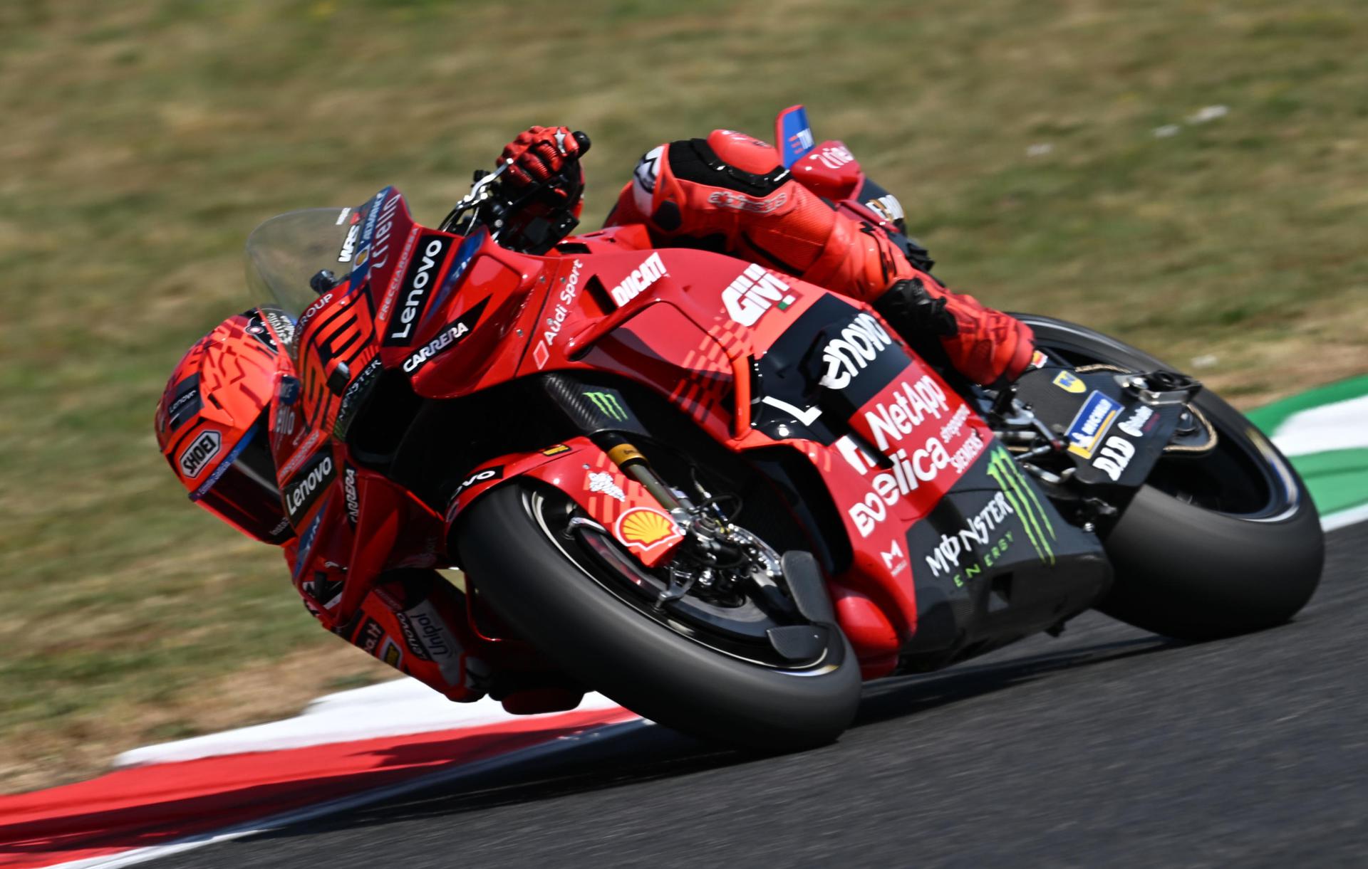 El piloto español de MotoGP Marc Márquez, del Ducati Lenovo Team, en acción durante la sesión de clasificación del Gran Premio de Italia de Motociclismo en el circuito de Mugello en Scarperia, Italia. EFE/EPA/CLAUDIO GIOVANNINI