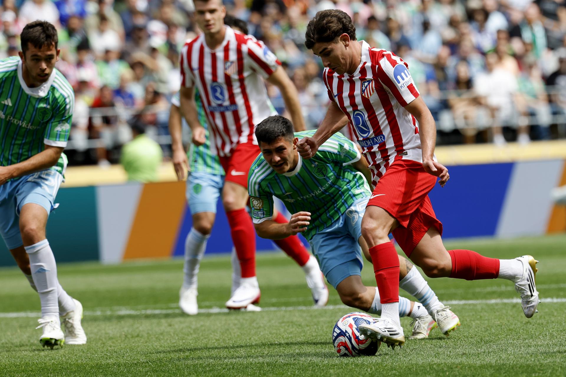 El jugador argentino del Atletico Madrid Julián Álvarez (d) en acción ante Seattle Sounders durante el Mundial de Clubes. EFE/JOHN G. MABANGLO