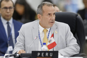 El ministro de Relaciones Exteriores de Perú, Elmer Schialer, habla durante la 55ª Asamblea General de la OEA este jueves, en Saint John’s (Antigua y Barbuda). EFE/ Bienvenido Velasco