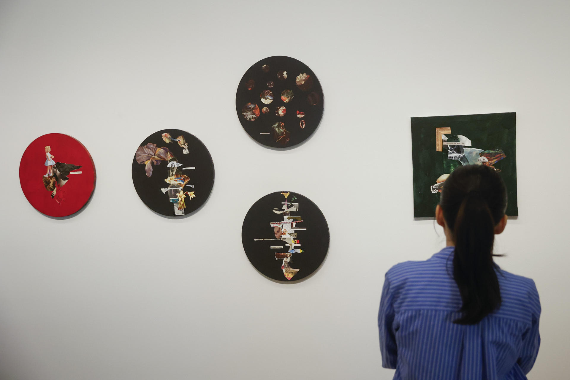 Una mujer observa algunas de las obras que la cineasta Isabel Coixet expone desde este martes al 14 de septiembre en el Museo Thyssen-Bornemisza, en Madrid, una colección de 50 de sus 'collages' que forman la muestra 'Aprendizaje de la desobediencia'. EFE/ Mario Moron