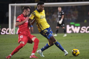 El centrocampista portugués de Las Palmas Dário Essugo (d) durante un partido de LaLiga contra Osasuna. EFE/ Angel Medina G.
