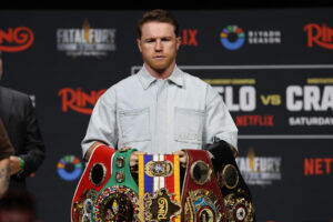 El boxeador mexicano Saúl Canelo Álvarez posa con sus cinturones de campeón durante una rueda de prensa de presentación de su combate contra el estadounidense Terence Crawford este viernes, en el Arena T-Mobile de Las Vegas (Estados Unidos). Álvarez y Crawford presentaron su esperado combate del próximo 13 de septiembre. EFE/ Octavio Guzmán