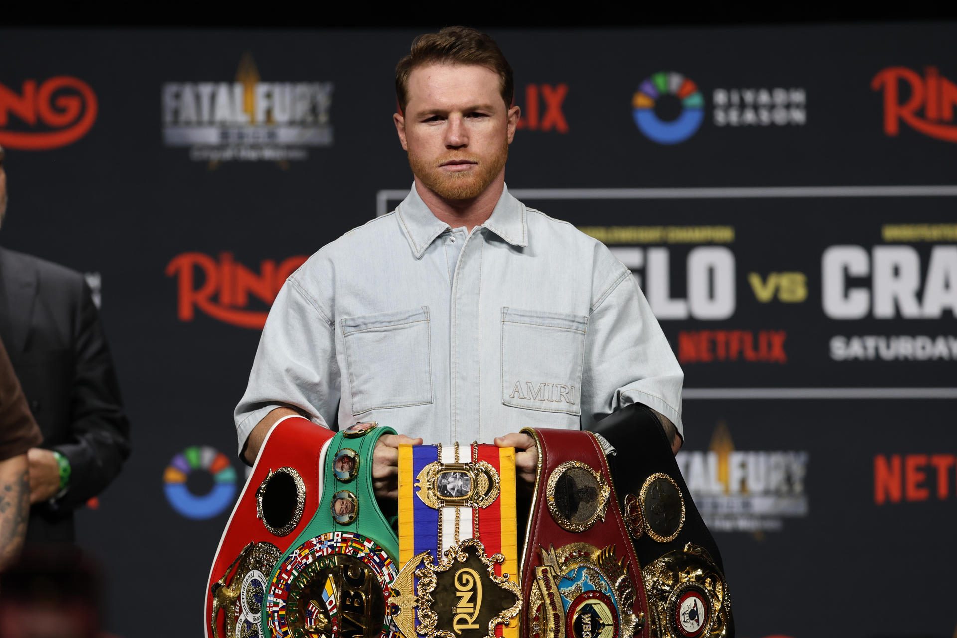 El boxeador mexicano Saúl Canelo Álvarez posa con sus cinturones de campeón durante una rueda de prensa de presentación de su combate contra el estadounidense Terence Crawford este viernes, en el Arena T-Mobile de Las Vegas (Estados Unidos). Álvarez y Crawford presentaron su esperado combate del próximo 13 de septiembre. EFE/ Octavio Guzmán