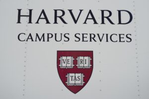 Fotografía de archivo que muestra el escudo de la Universidad de Harvard que adorna el lateral de un vehículo de servicios del campus en Cambridge, Massachusetts (EE. UU.). EFE/EPA/CJ GUNTHER