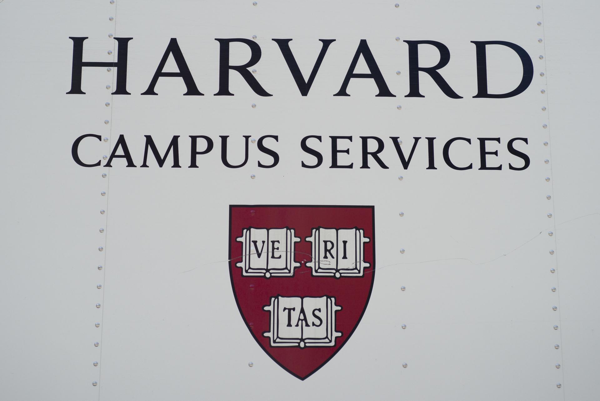 Fotografía de archivo que muestra el escudo de la Universidad de Harvard que adorna el lateral de un vehículo de servicios del campus en Cambridge, Massachusetts (EE. UU.). EFE/EPA/CJ GUNTHER
