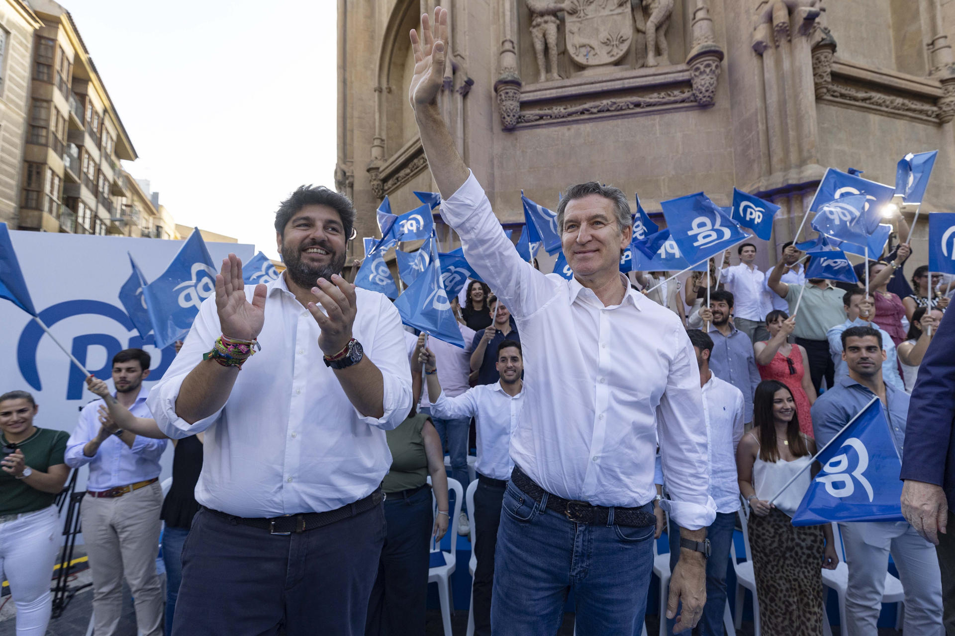 El presidente del Partido Popular, Alberto Núñez Feijóo, y el presidente de la Comunidad de Murcia, Fernando López Miras (i), durante el acto del partido celebrado este miércoles en la plaza de Los Apóstoles de Murcia. EFE/Marcial Guillén
