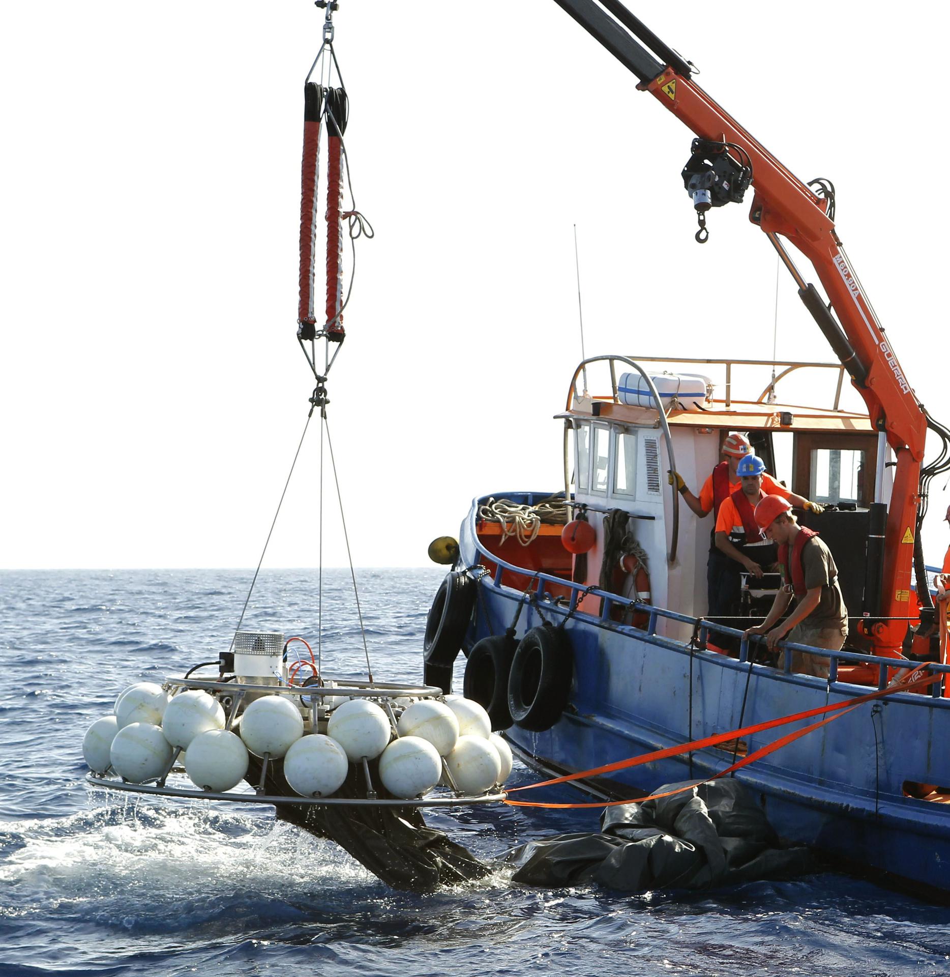 Imagen de archivo del ensayo Kosmos 2014 en la costa de Gran Canaria (España), para estudiar los cambios que pueden sufrir los océanos en el próximo siglo como consecuencia del aumento de la acidificación del agua que provocan las emisiones de CO2. EFE/Elvira Urquijo A.