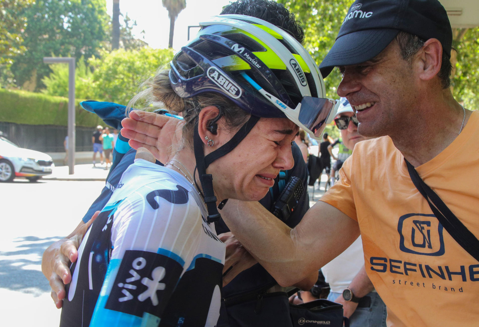 La ciclista del Movistar Team Sara Martín (i) se emociona después de proclamarse vencedora en la prueba del Campeonato de España de Ciclismo élite en ruta que se ha disputado este domingo en Granada. EFE/Pepe Torres.