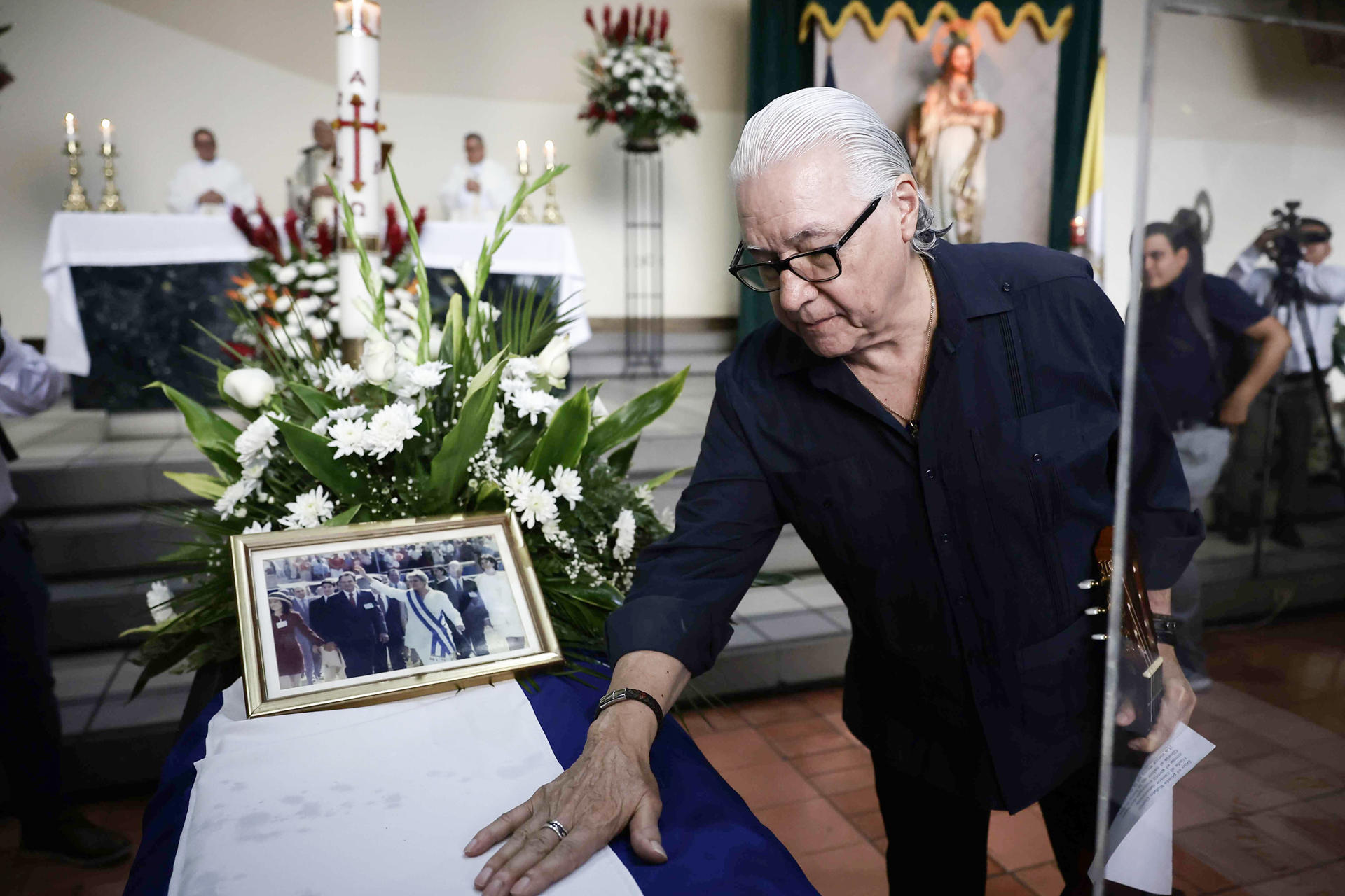 El cantante Luis Enrique Mejía Godoy asiste a una celebración eucarística en honor a la expresidenta nicaragüense Violeta Barrios de Chamorro, este lunes, en San José (Costa Rica). EFE/Jeffrey Arguedas
