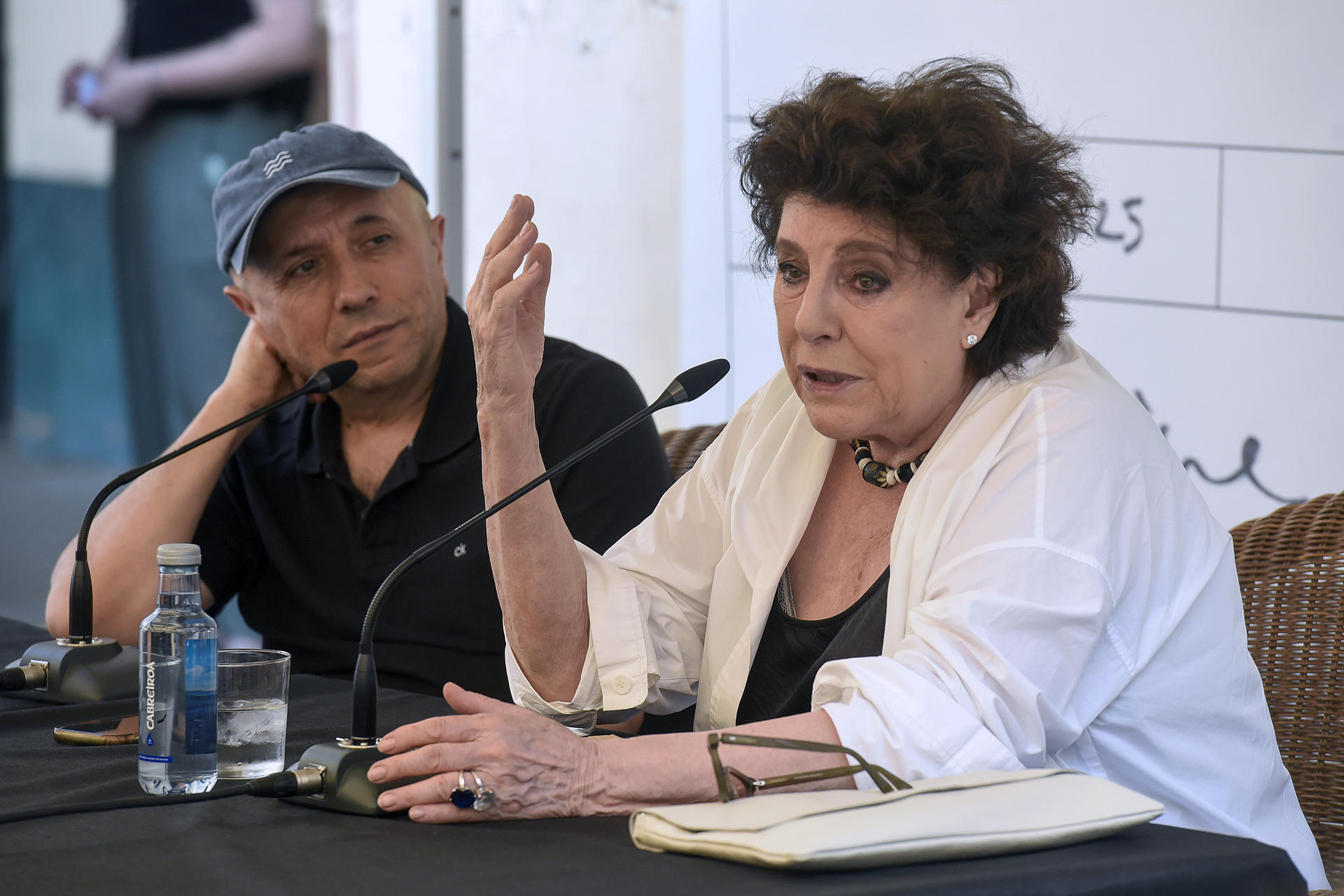 La actriz Charo López durante una charla-vermú abierta al público este martes en la Plaza López Allué de Huesca, antes de recoger el Premio Luis Buñuel que le ha otorgado el 53 Festival de Cine de Huesca. EFE/ Javier Blasco