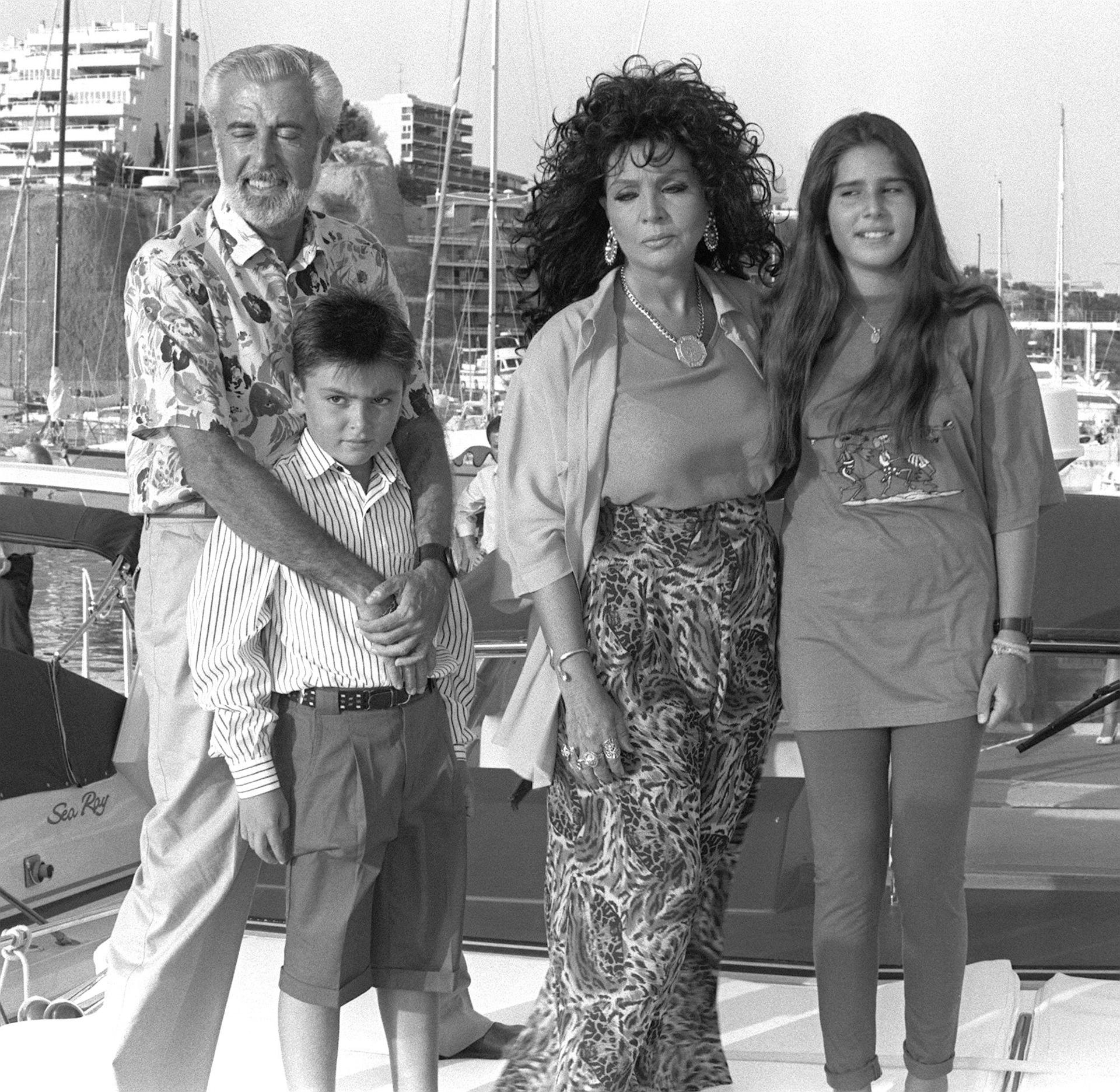 Sara, con PepeTous y sus dos hijos, en Mallorca. EFE/L. Lavin/yv