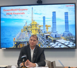 AME2970. GEORGETOWN (GUYANA), 03/06/2025.- El vicepresidente y gerente El vicepresidente y gerente de Servicios Comerciales de ExxonMobil Guyana Limited (EMGL), John Colling, habla durante una reunión este 3 de junio de 2025, en Georgetown (Guyana). EFE/ Nazima Raghubir