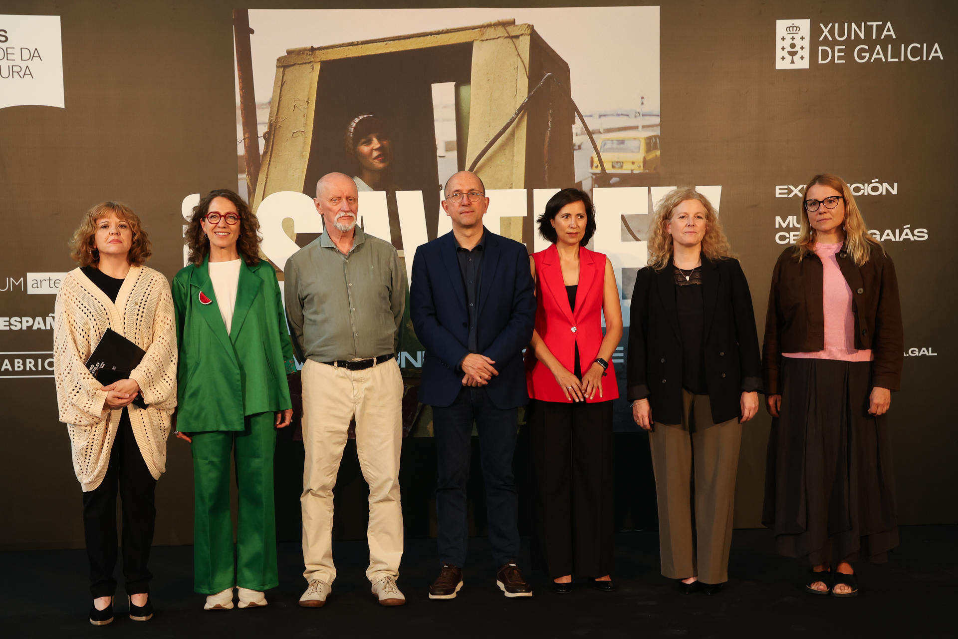 El fotógrafo ucraniano Ganador PHotoEspaña 2024, Boris Savelev (3-i) acompañado por el director general de Cultura de la Xunta de Galicia, Anxo Lorenzo (c) acompañados por otras autoridades presentaron esta mañana en la Ciudad de la Cultura de Santiago de Compostela la exposición "Viewfinder, una forma de mirar". EFE/Xoán Rey.