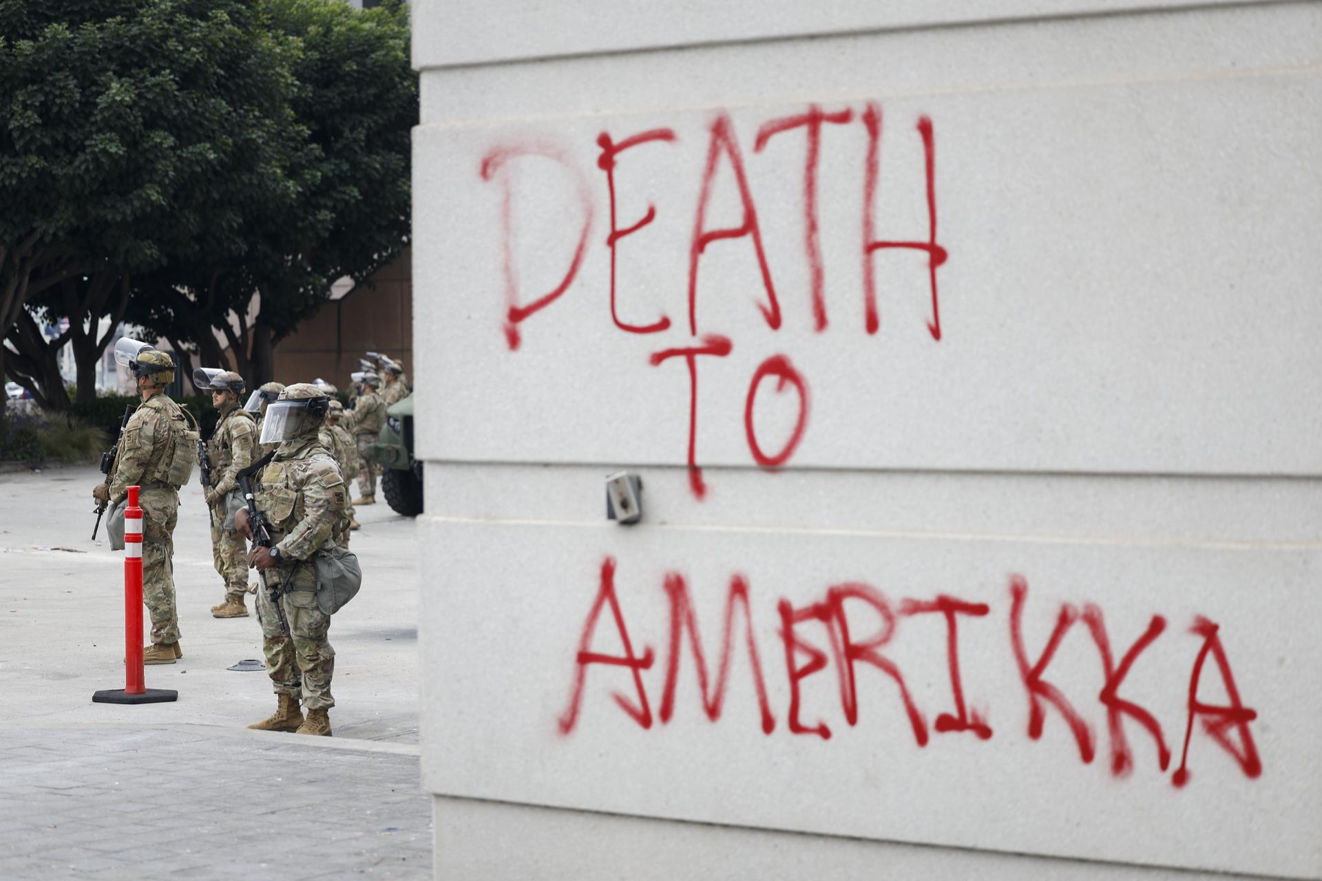 Miembros de la Guardia Nacional realizan formación frente al edificio federal en Los Ángeles, California, EE. UU. EFE/CAROLINE BREHMAN