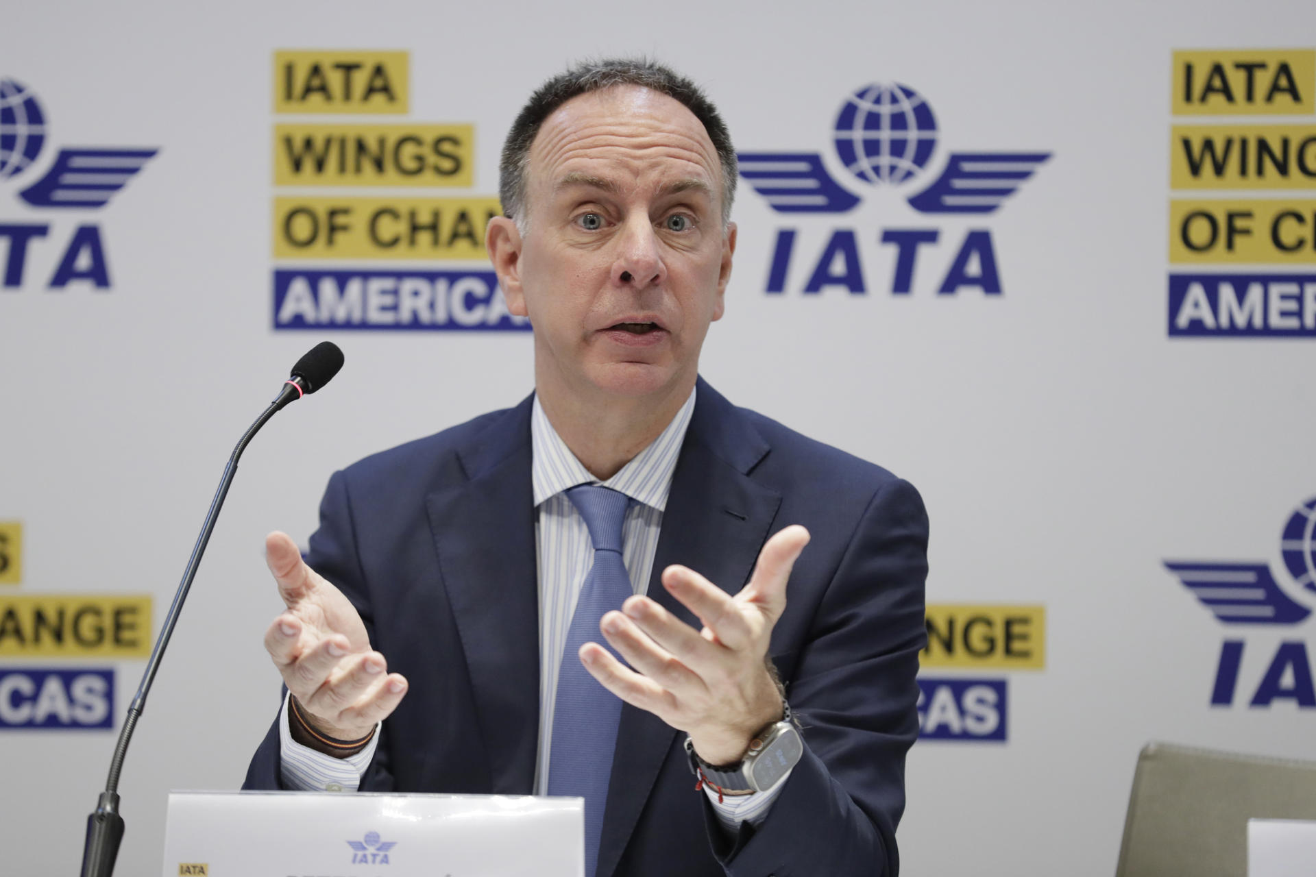 El vicepresidente regional de la Asociación Internacional de Transporte Aéreo (IATA), Peter Cerdá, habla durante una rueda de prensa este miércoles, en Bogotá (Colombia). EFE/ Carlos Ortega