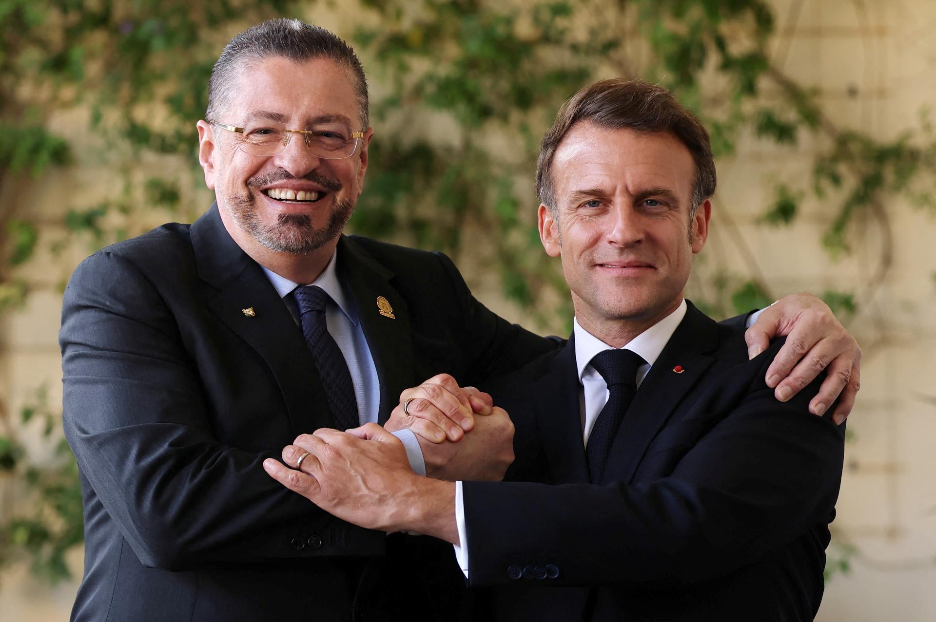 El presidente francés, Emmanuel Macron (dcha) se abraza con el de Costa, Rodrigo Chaves Robles, en la Cumbre de los Océanos de NIza (Francia). EFE/EPA/CHRISTIAN HARTMANN / POOL MAXPPP OUT