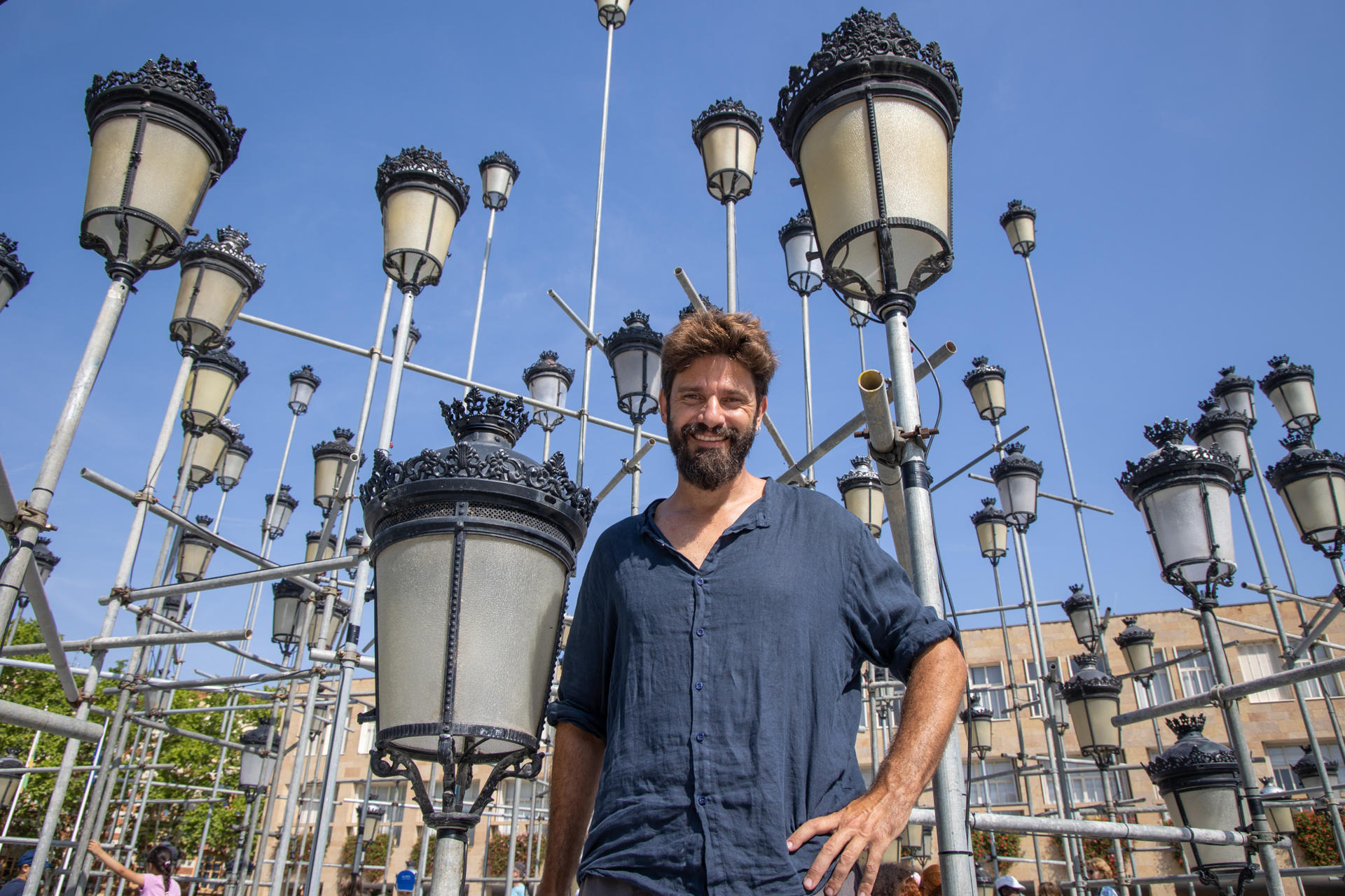 El autor de '111 Farolas', Xevi Bayona, de Bayona Studio, posa junto a su obra en la plaza del Ayuntamiento de Logroño tras la inauguración del Festival Internacional de Arquitectura y Diseño Concéntrico que puede verse hasta el 24 de junio. EFE/Raquel Manzanares