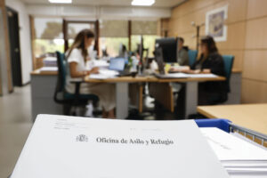 Una reunión  de trabajo en ña Ofician de Atención al Refugiado. EFE/ Juan Carlos Hidalgo