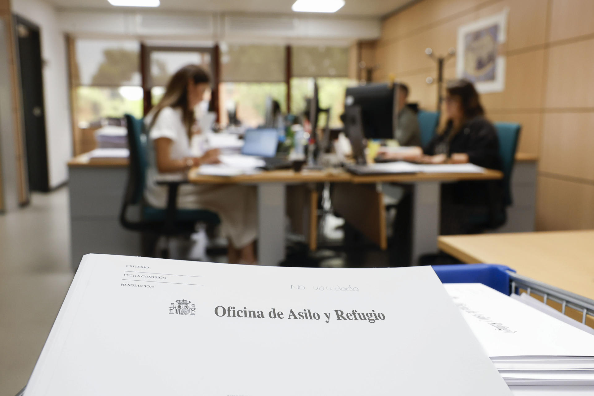 Una reunión  de trabajo en ña Ofician de Atención al Refugiado. EFE/ Juan Carlos Hidalgo