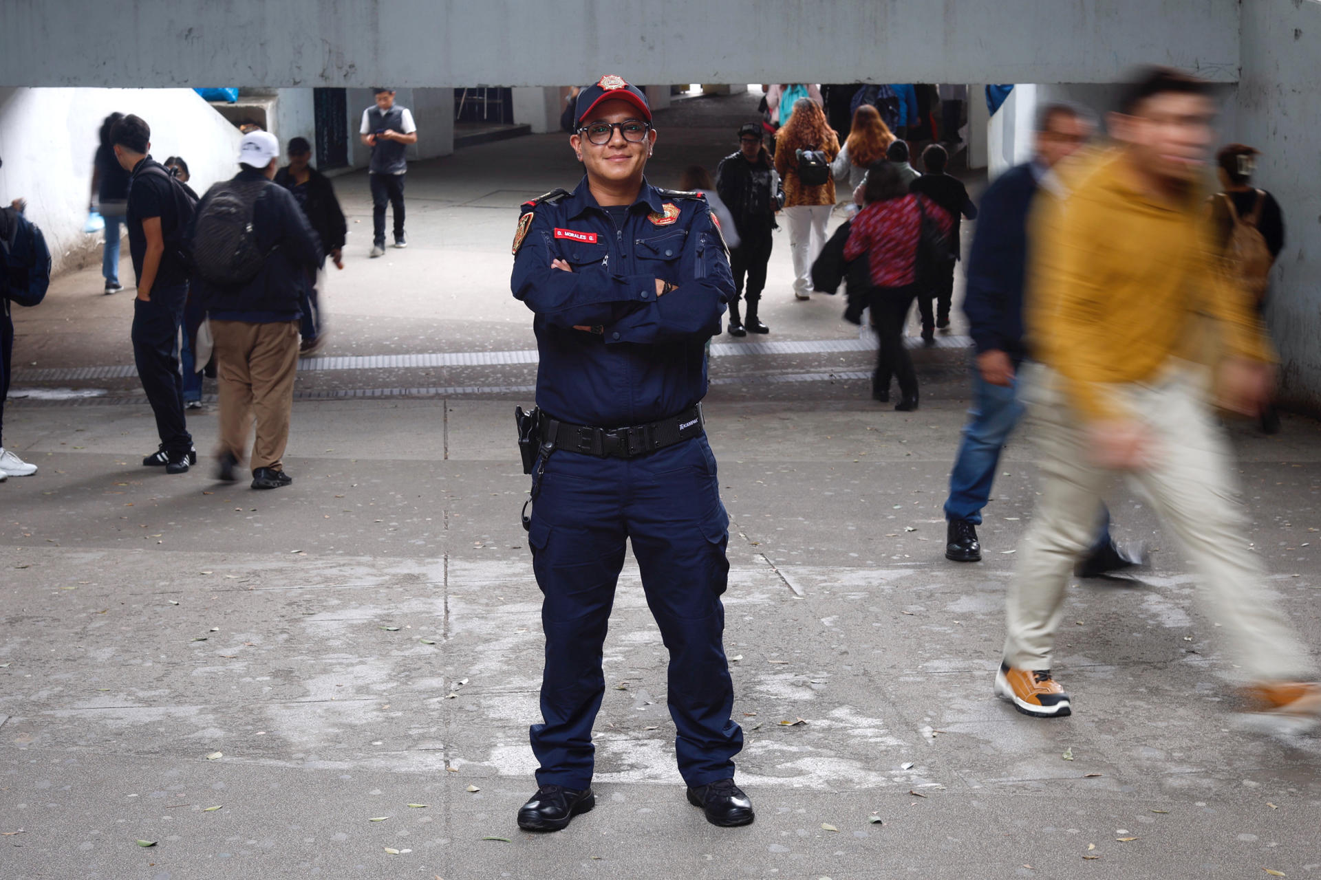El oficial de la Policía Bancaria Industrial (PBI), Orel Morales, posa este jueves en Ciudad México (México). EFE/ Sáshenka Gutiérrez
