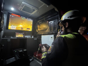 Fotografía cedida por 112 Comunidad de Madrid de un bombero atendiendo un incendio en Villa del Prado, Madrid (España). Nueve viviendas de la localidad madrileña de Villa del Prado han sido evacuadas, y los vecinos de una urbanización confinados, a causa de un incendio forestal declarado este domingo por la noche, informaron fuentes del 112 de la Comunidad de Madrid. EFE/ 112 Comunidad de Madrid /SOLO USO EDITORIAL/NO VENTAS/SOLO DISPONIBLE PARA ILUSTRAR LA NOTICIA QUE ACOMPAÑA (CRÉDITO OBLIGATORIO)