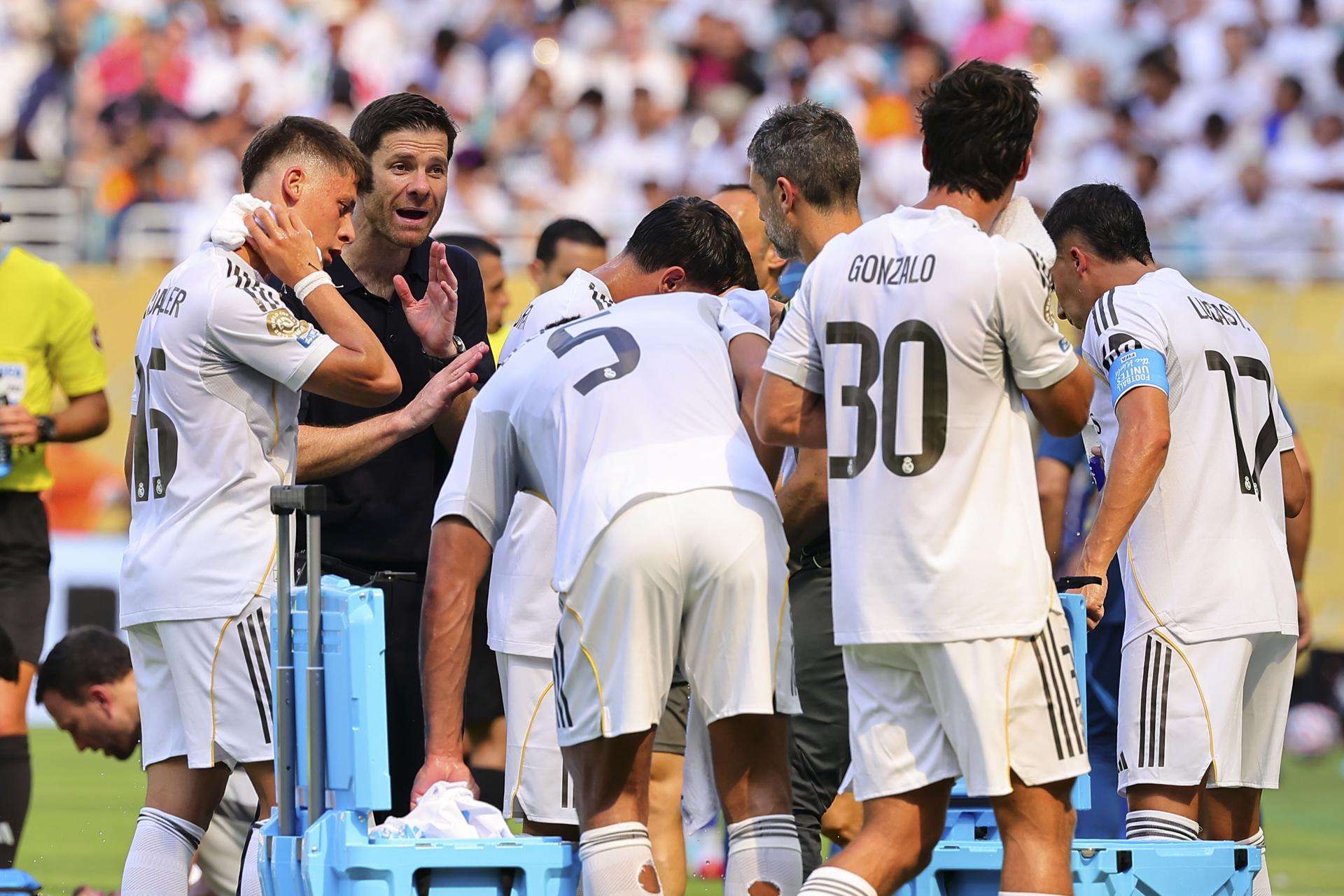El entrenador del Real Madrid, Xabi Alonso (2i), habla con sus jugadores durante el Mundial de Clubes. EFE/CRISTOBAL HERRERA-ULASHKEVICH