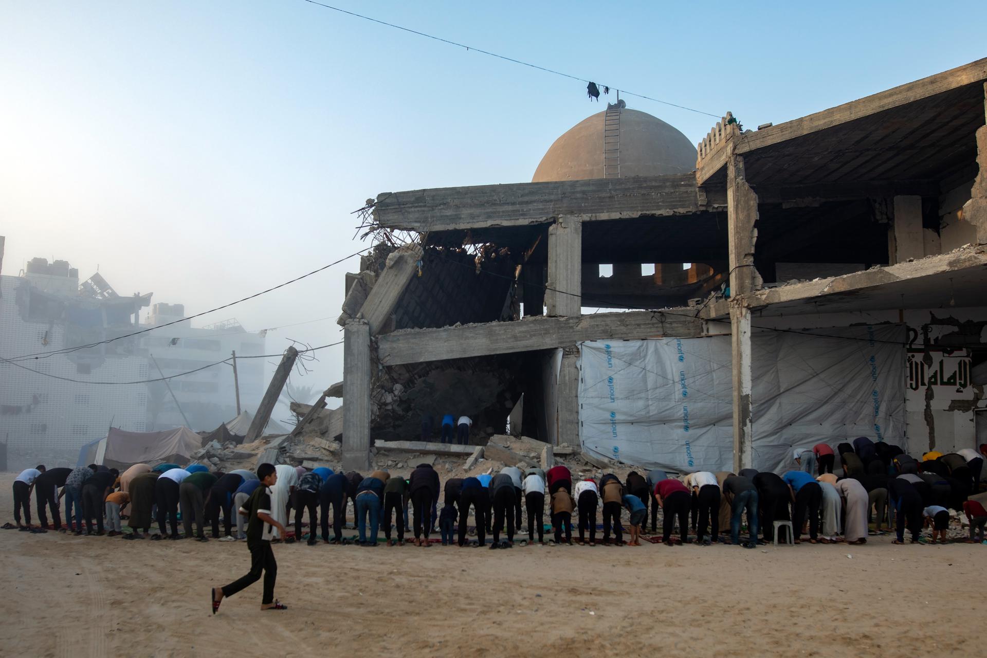 Palestinos desplazados internamente rezan para marcar el comienzo del Aíd al Adha o Fiesta del Sacrificio en las ruinas de una mezquita destruida, en el campamento de Jan Yunis, en el sur de la Franja de Gaza, el 6 de junio de 2025. EFE/EPA/HAITHAM IMAD