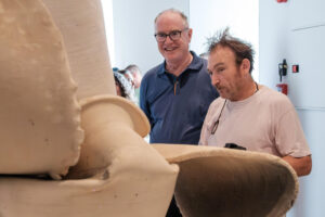 El artista mallorquín Miquel Barceló (d) inaugura en Ibiza su exposición ‘El presente permanente', inspirada en el arte rupestre de las cuevas de Altamira o Lascaux, este sábado en el Museo de Arte Contemporáneo de Eivissa (MACE). EFE/Sergio G. Cañizares