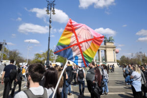 Imagen de archivo de una protesta contra las políticas del Gobierno ultranacionalista de Viktor Orbán y su reforma legal que prohíbe la marcha del orgullo LGTBQI+. EFE/ Marcel Nagy