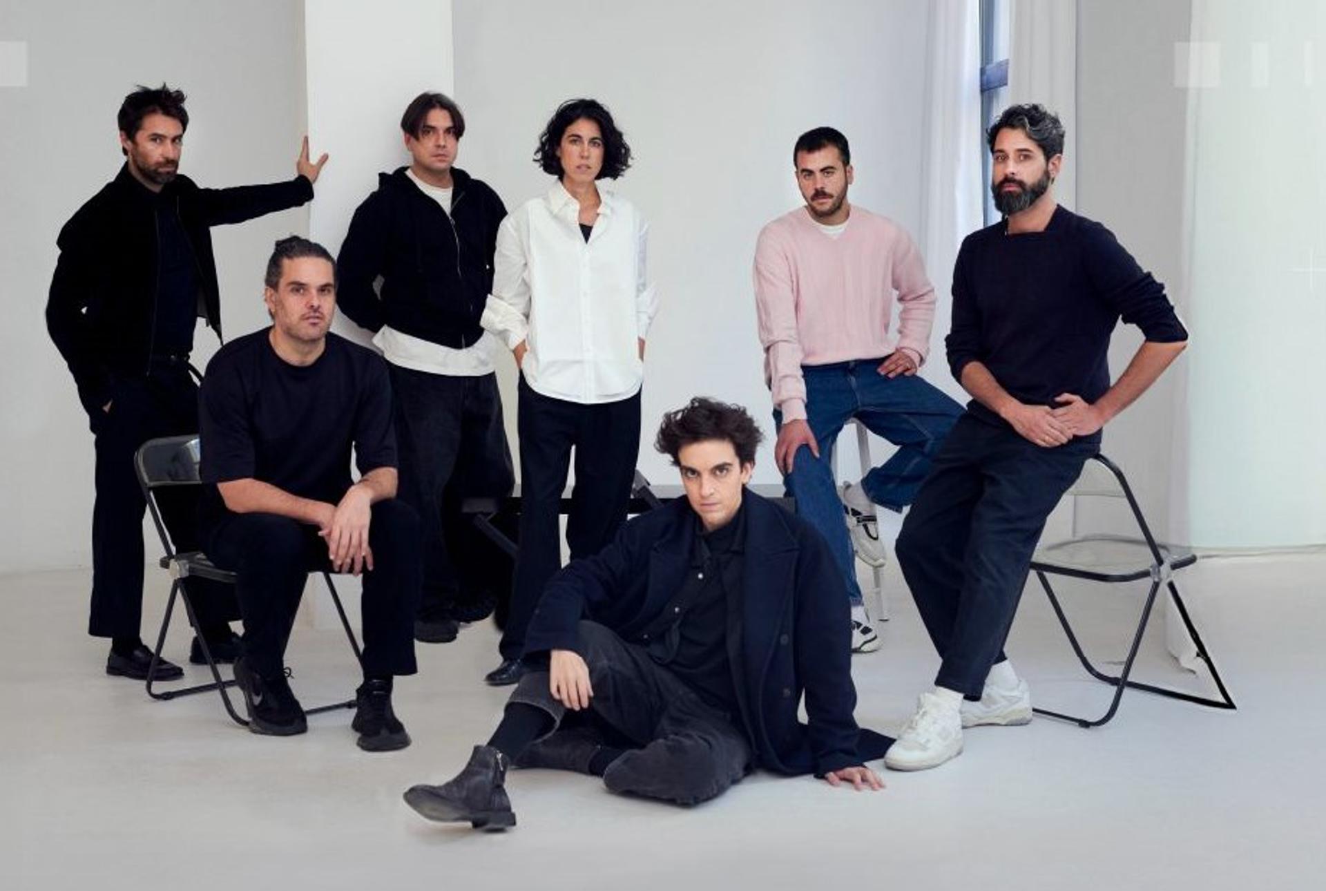 De izquierda a derecha: Juan Vidal, Miguel Becer, Carlota Barrera, Jaime Álvarez, Moisés Nieto, Leandro Cano (sentado), Ernesto Naranjo (en el suelo). Imagen cedida por GenSpain/ EFE//SOLO USO EDITORIAL