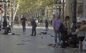 Varias víctimas en el suelo en el lugar del atropello masivo realizado por una furgoneta que ha arrollado a varios viandantes que paseaban por las Ramblas de Barcelona. EFE/Armengou Miret Fotografia