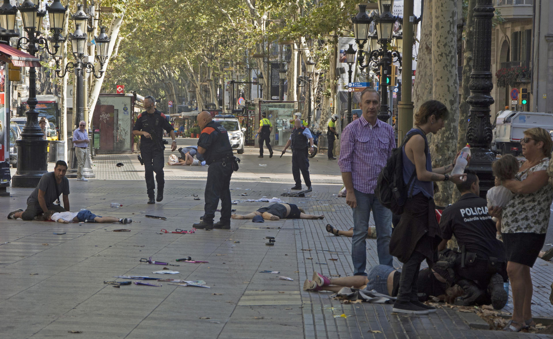 Varias víctimas en el suelo en el lugar del atropello masivo realizado por una furgoneta que ha arrollado a varios viandantes que paseaban por las Ramblas de Barcelona. EFE/Armengou Miret Fotografia