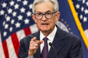 El presidente de la Fed, Jerome Powell, volvió este miércoles a dejar sin cambios los tipos en su rango actual del 4,25 al 4,5 % y mantuvo la posibilidad de que para final de año haya dos descensos. 
EFE/EPA/JIM LO SCALZO
