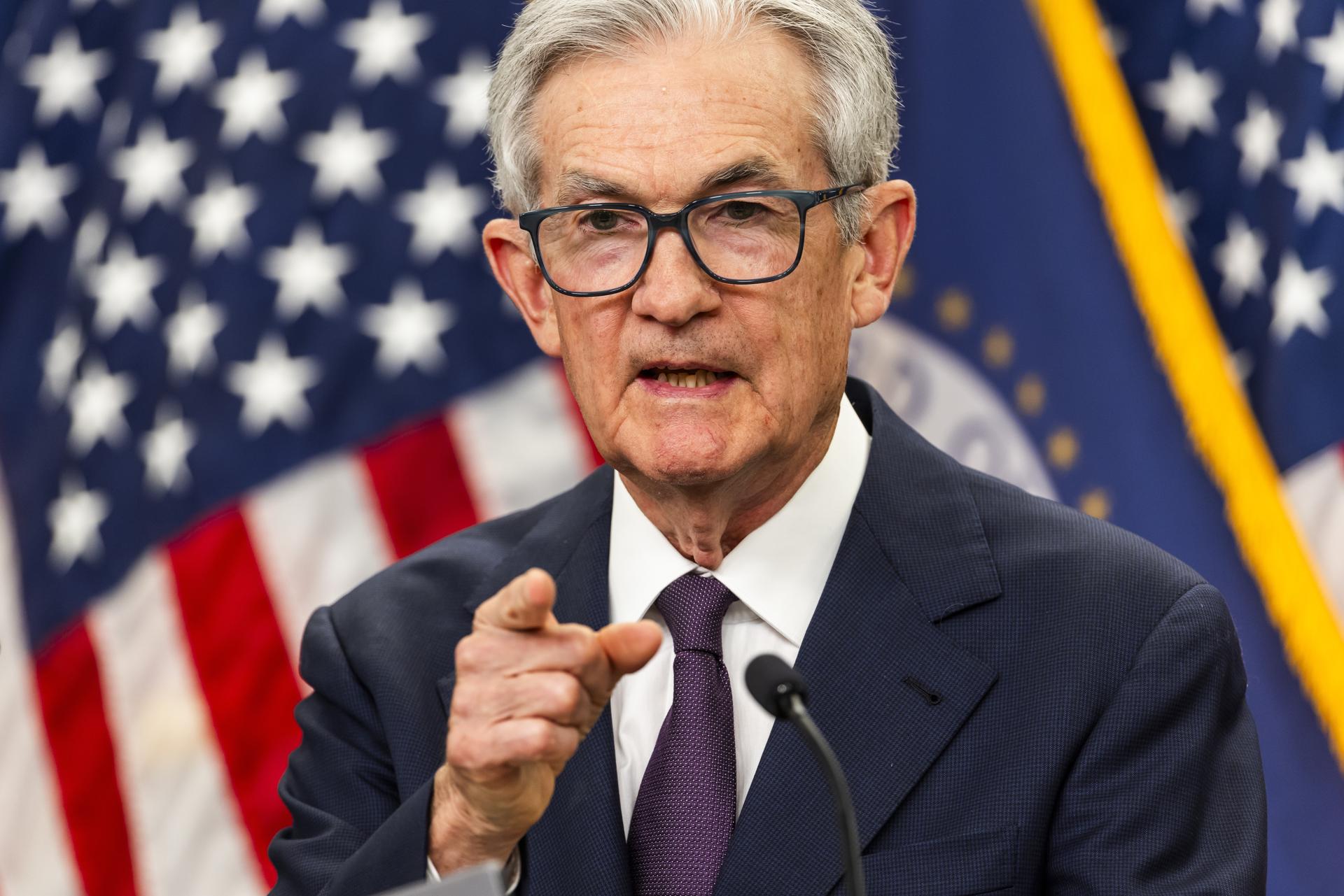 El presidente de la Fed, Jerome Powell, volvió este miércoles a dejar sin cambios los tipos en su rango actual del 4,25 al 4,5 % y mantuvo la posibilidad de que para final de año haya dos descensos. 
EFE/EPA/JIM LO SCALZO