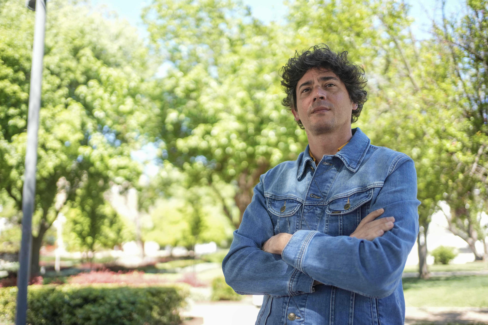 La editorial Pre-Textos va a reeditar el libro de poemas 'Así procede el pájaro' para conmemorar el vigésimo aniversario desde que el poeta Juan Antonio Bernier ganó el Premio Ojo Crítico de RNE. 'Así procede el pájaro', que se encuentra agotado desde "hace muchos años", según ha explicado a EFE Juan Antonio Bernier, va a ser reeditado en una colección "muy particular" de la editorial llamada 'El pájaro solitario'. EFE/Rafa Alcaide