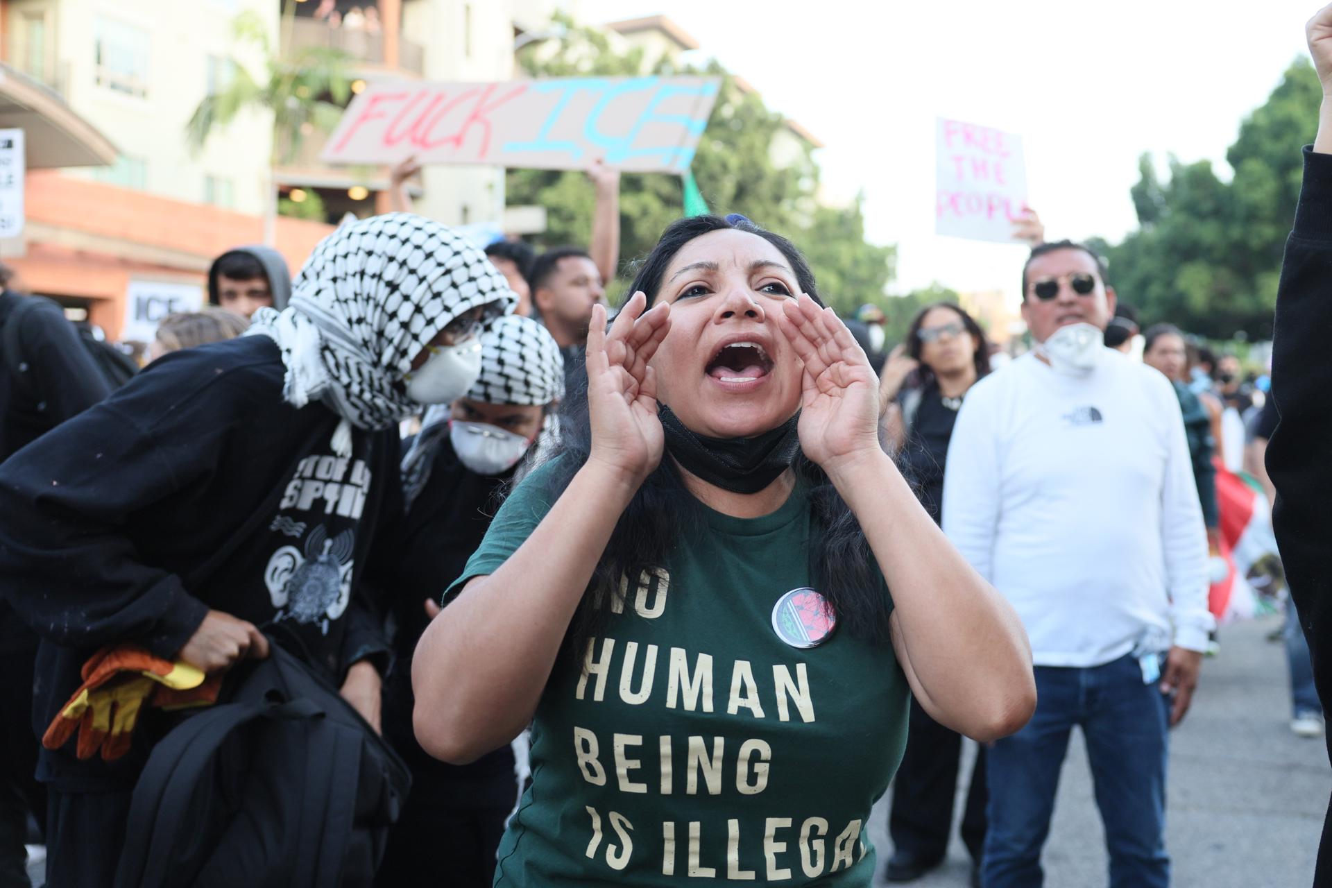 Manifestantes se enfrentan a la policía en Los Ángeles, California, EE.UU., el 9 de junio de 2025. EFE/ALLISON DINNER