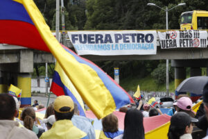 Fotografía de archivo, tomada el pasado 8 de junio, de una multitudinaria marcha en contra de la violencia y en apoyo al senador Miguel Uribe Turbay, en Bogotá (Colombia). EFE/ Mauricio Dueñas
