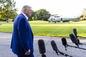 El presidente de Estados Unidos, Donald Trump, habla con los periodistas en el Jardín Sur de la Casa Blanca en Washington (EE.UU.). EFE/EPA/JIM LO SCALZO