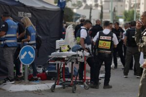 Equipos de rescate israelíes trabajan en el lugar de un ataque con misiles en una zona residencial de Be'er Sheva, en el sur de Israel, el 24 de junio de 2025. El ejército israelí declaró que Irán lanzó un aluvión de misiles balísticos contra Israel durante la noche. Magen David Adom (MDA), los servicios nacionales de emergencia de Israel, informó de al menos cuatro muertos y docenas de heridos en el sur de Israel. 
EFE/EPA/ATEF SAFADI