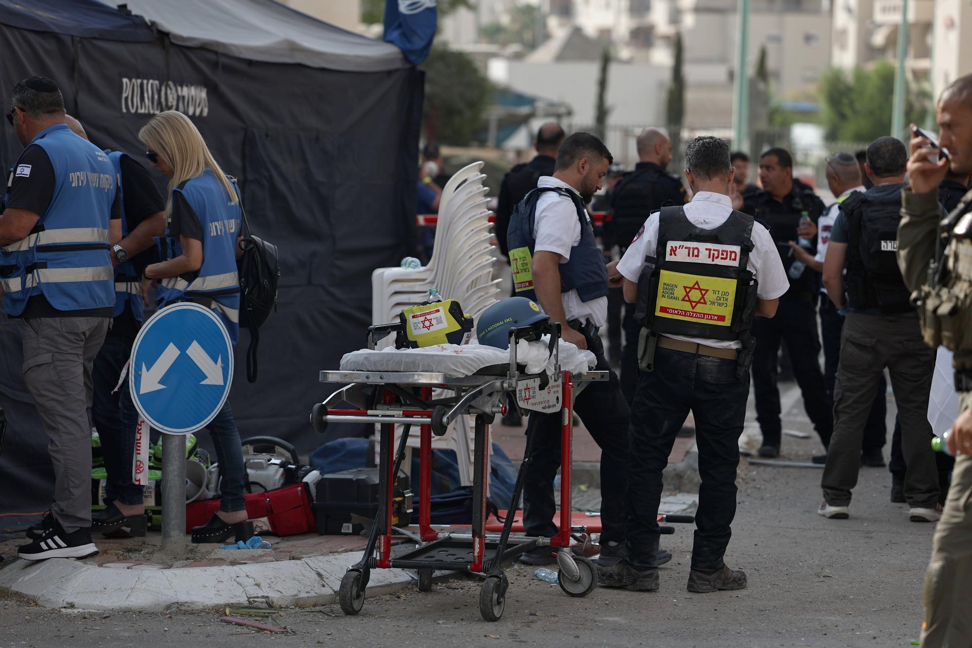 Equipos de rescate israelíes trabajan en el lugar de un ataque con misiles en una zona residencial de Be'er Sheva, en el sur de Israel, el 24 de junio de 2025. El ejército israelí declaró que Irán lanzó un aluvión de misiles balísticos contra Israel durante la noche. Magen David Adom (MDA), los servicios nacionales de emergencia de Israel, informó de al menos cuatro muertos y docenas de heridos en el sur de Israel. 
EFE/EPA/ATEF SAFADI