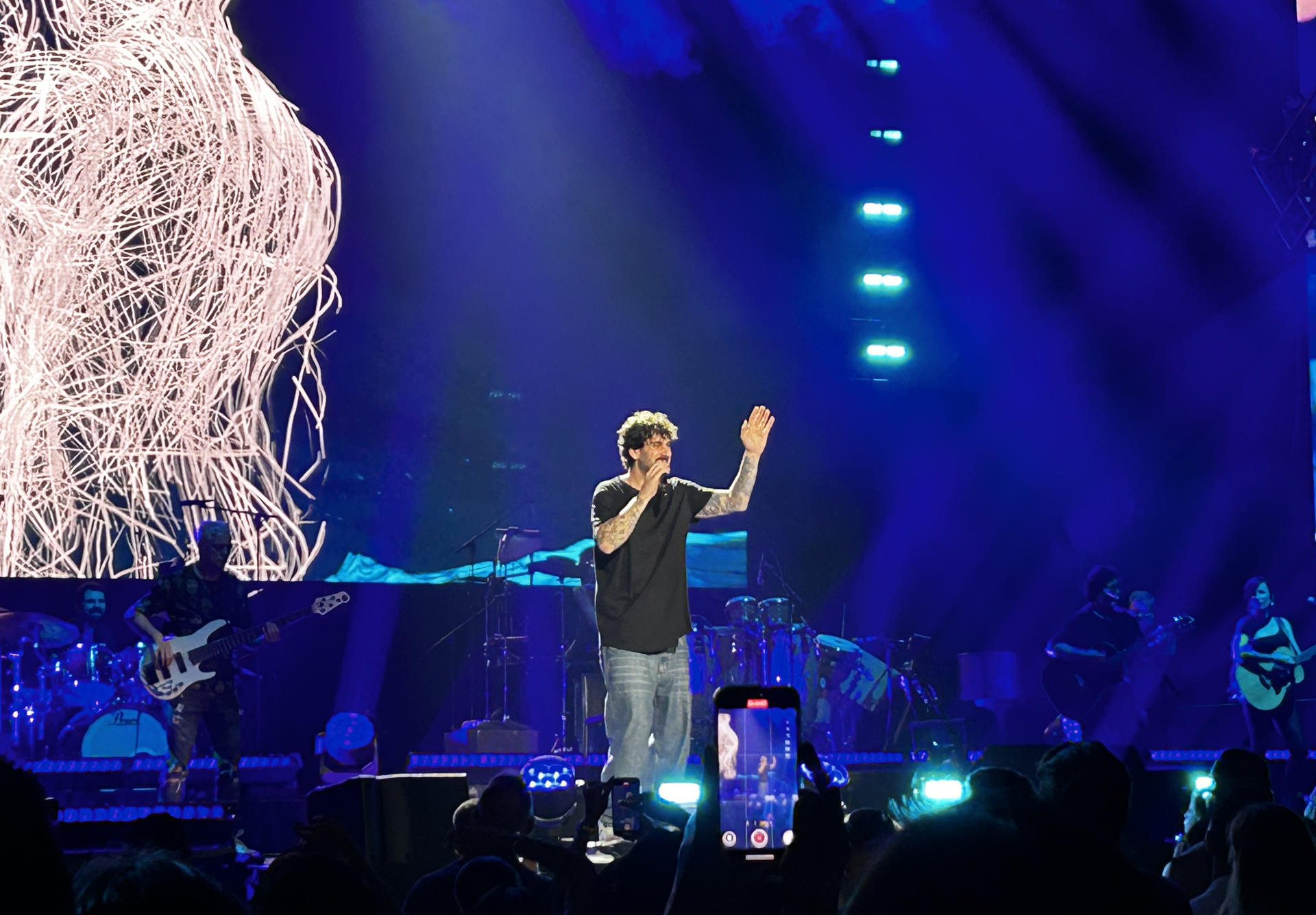 El cantante español Melendi se presenta este viernes en el Kaseya Center, en Miami (EE.UU.). EFE/ Blanca Escriche