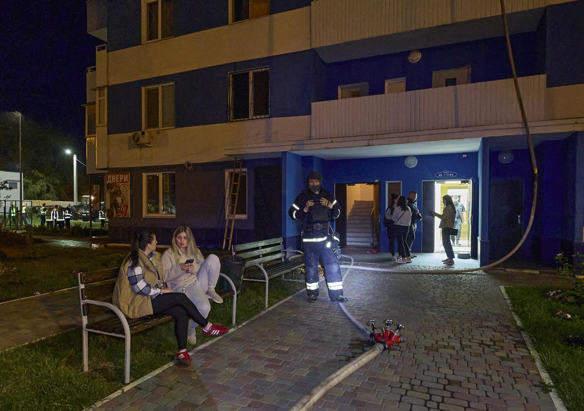 Vecinos desalojados tras ser atacado su edificio en Járkov, en el noreste de Ucrania, el 5 de junio de 2025.EFE/EPA/SERGEY KOZLOV