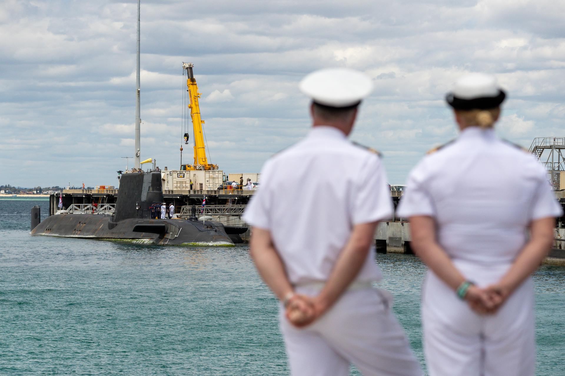 Imagen de archivo tomada del 29 de octubre de 2021 en Perth, Australia, que muestra a miembros de la Armada australiana ante el submarino de propulsión nuclear británico HMS Astute, tras el anuncio en septiembre del mismo año de la alianza trilateral de seguridad AUKUS. EFE/EPA/RICHARD WAINWRIGHT AUSTRALIA AND NEW ZEALAND OUT[AUSTRALIA AND NEW ZEALAND OUT]