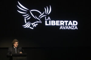 Fotografía cedida por la Presidencia de Argentina del presidente de Argentina, Javier Milei, hablando en un acto de campaña este jueves, en Buenos Aires (Argentina). EFE/ Presidencia de Argentina