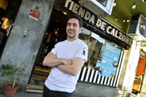 Juan Zancarini, socio de "Cata, Tienda de Calzone y Empanadas" posa durante una entrevista con EFE este jueves, en Buenos Aires (Argentina). EFE/ Matías Martín Campaya