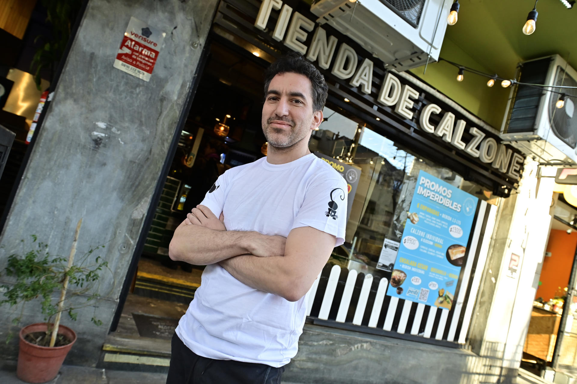 Juan Zancarini, socio de "Cata, Tienda de Calzone y Empanadas" posa durante una entrevista con EFE este jueves, en Buenos Aires (Argentina). EFE/ Matías Martín Campaya