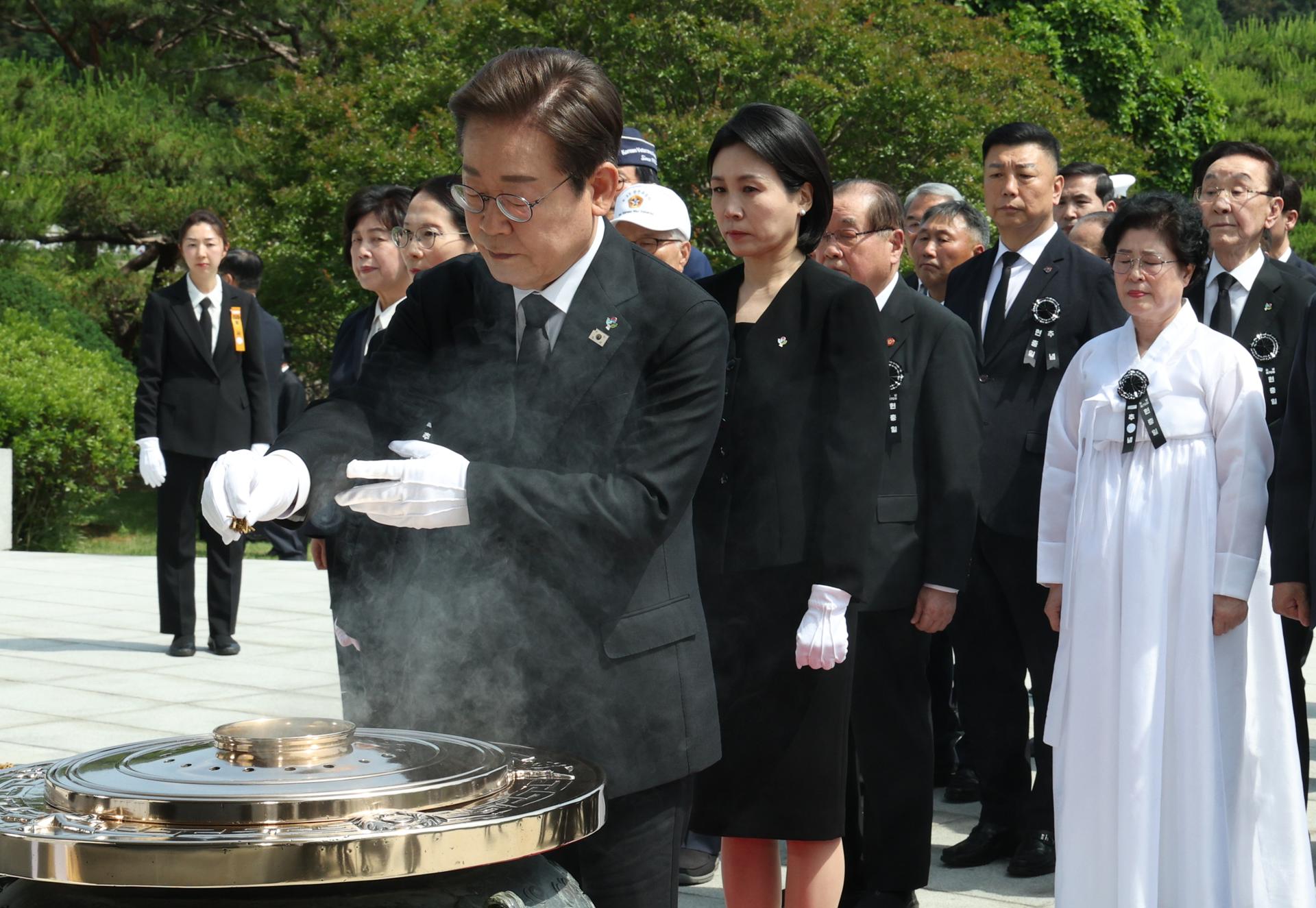 El presidente de Corea del Sur, Lee Jae-myung (al frente), y la primera dama, Kim Hye-kyung (detrás de Lee), presentan sus respetos a la Torre Memorial durante un evento conmemorativo por el Día de los Caídos en el Cementerio Nacional de Seúl, en Seúl, Corea del Sur. EFE/EPA/YONHAP